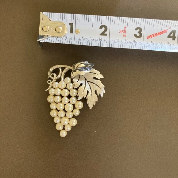 Crown Trifari Vintage Faux Pearls Grape Cluster Brooch Pin Silver Tone Signed - Picture 5 of 12